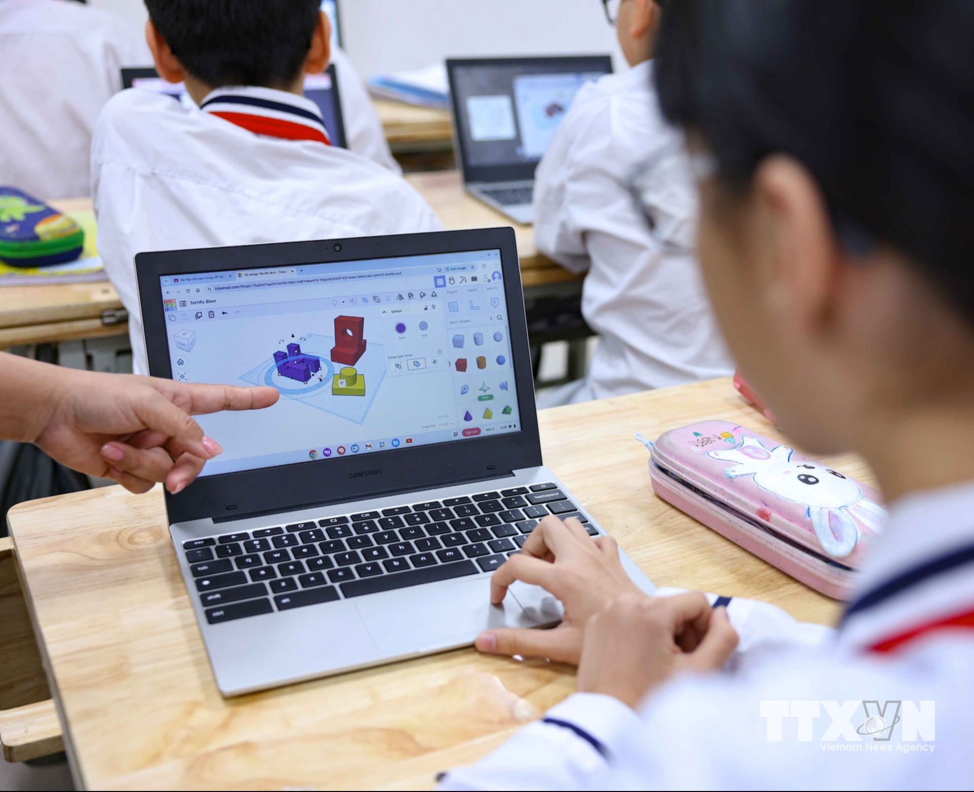 "Lớp học số Google" giúp kỹ năng kỹ năng tin học (soạn thảo văn bản, thiết kế slide...) của học sinh được cải thiện và có nhiều tiến bộ. (Ảnh: Thanh Tùng/TTXVN)